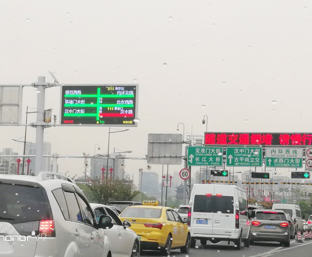 快速路高速路主动发光标志牌的分类和四个基本