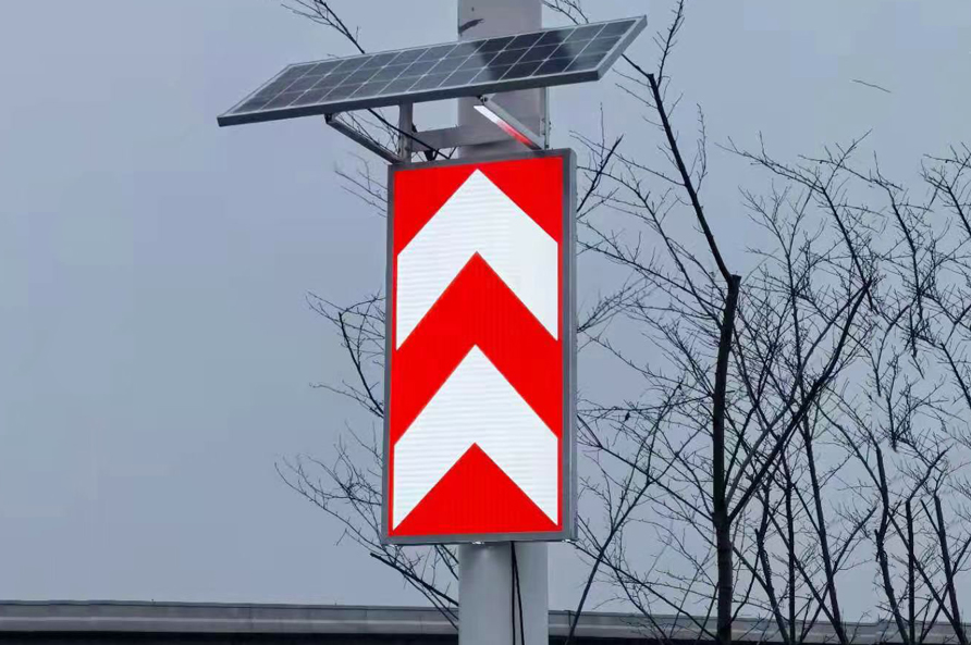 高速公路加装主动发光标志